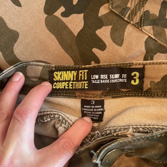Ym Inc Low Rise Skinny Fit Military Camo Jeans Size 3 - Picture 11 of 16